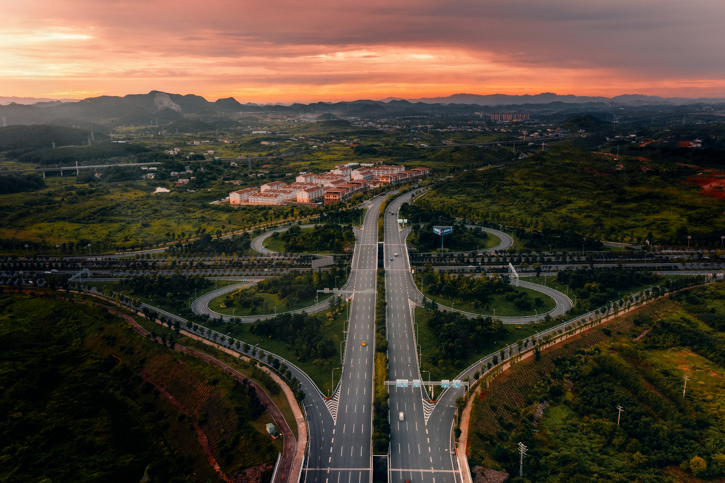 【“強省會”貴陽貴安在行動】訪貴安新區產業發展局局長楊祖敏:把“強省會”要求落實到產業發展中