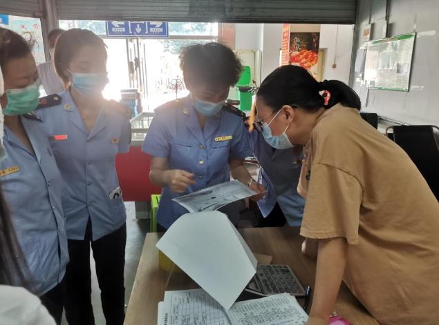 雙龍航空港經濟區市場監管分局聯合南明區市場監管局開展疫情防控檢查