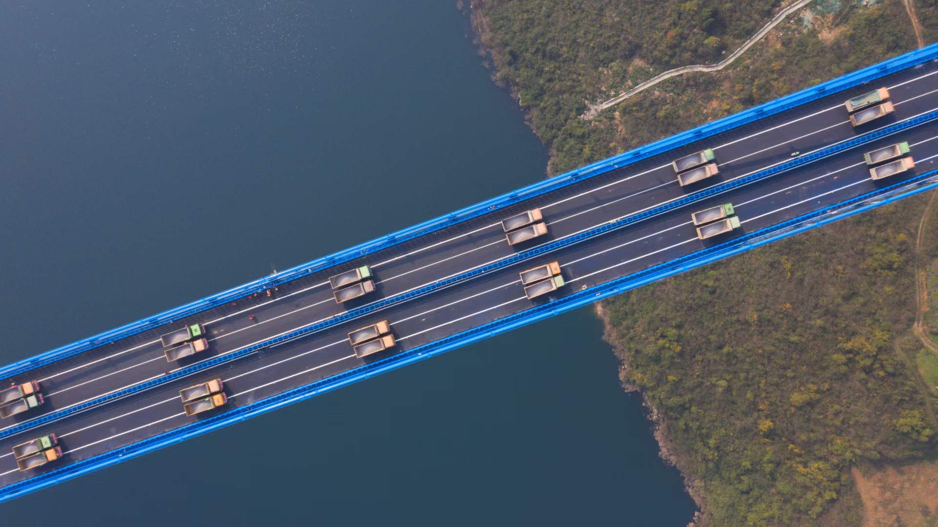 震撼！72輛重卡陸續駛上貴州這座大橋