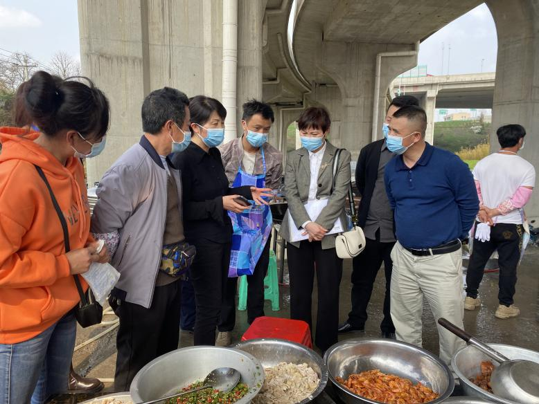 觀山湖區食藥安辦開展農村集體聚餐食品安全現場指導工作