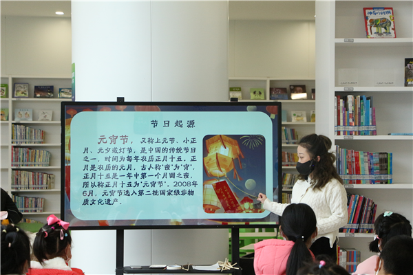 貴陽市少兒圖書館舉辦“手劄魚燈鬧元宵”創意手工活動