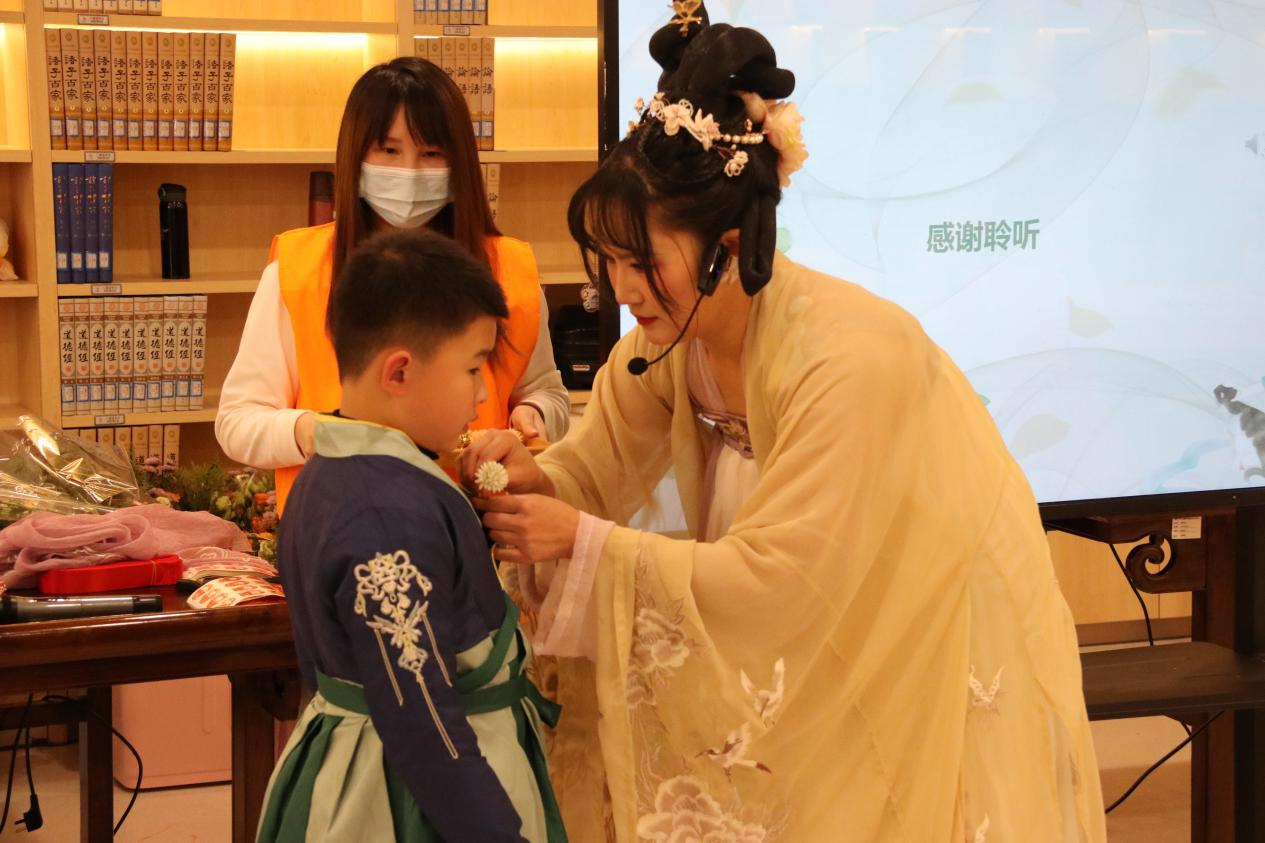 貴陽市少年兒童圖書館舉辦古風插花藝術課“春有百花”活動