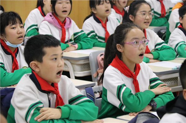 貴陽市少兒圖書館開展“閱讀悅成長 知識進校園”係列活動： 弘揚戲曲文化 “文琴”飄香潤校園