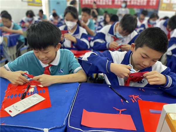 貴陽市少兒圖書館走進二十三中舉辦非遺剪紙活動