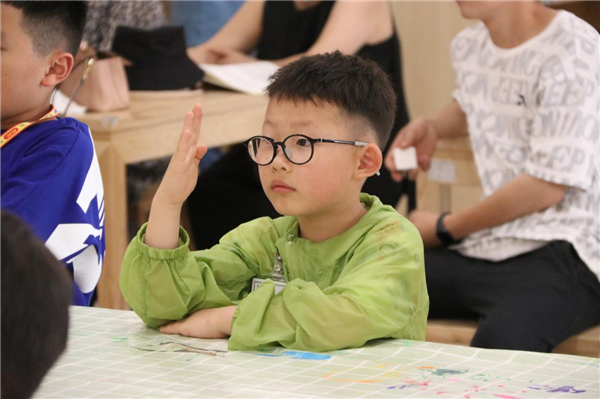 小朋友積極舉手回答問題