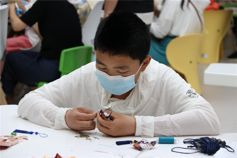 貴陽市少兒圖書館舉辦“聞香識端午 巧手做香囊”活動