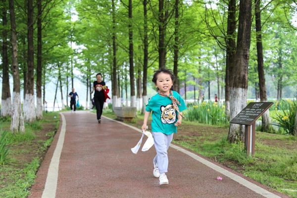 市民在閱山湖公園遊玩 （觀山湖區融媒體中心