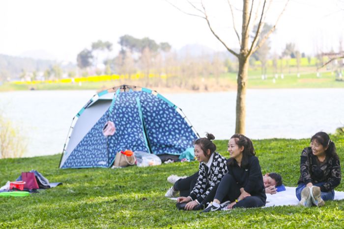 以“綠”為底闊步行 山水貴安生態美