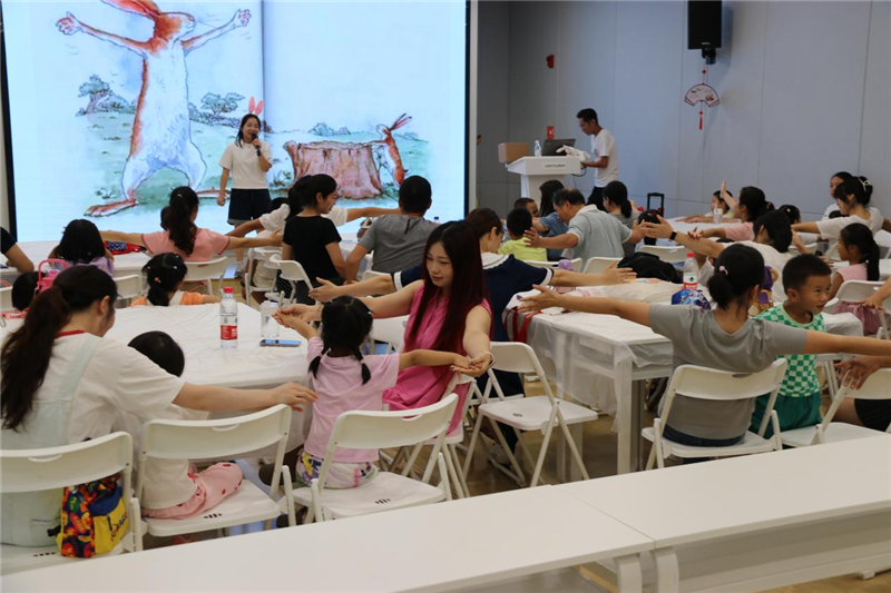 貴陽市少兒圖書館舉辦“猜猜我有多愛你”親子心理藝術活動