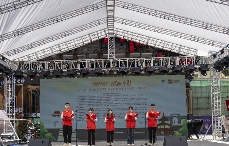 1 貴陽市文化和旅遊窗口單位誌願者代表宣讀文明旅遊倡議書。