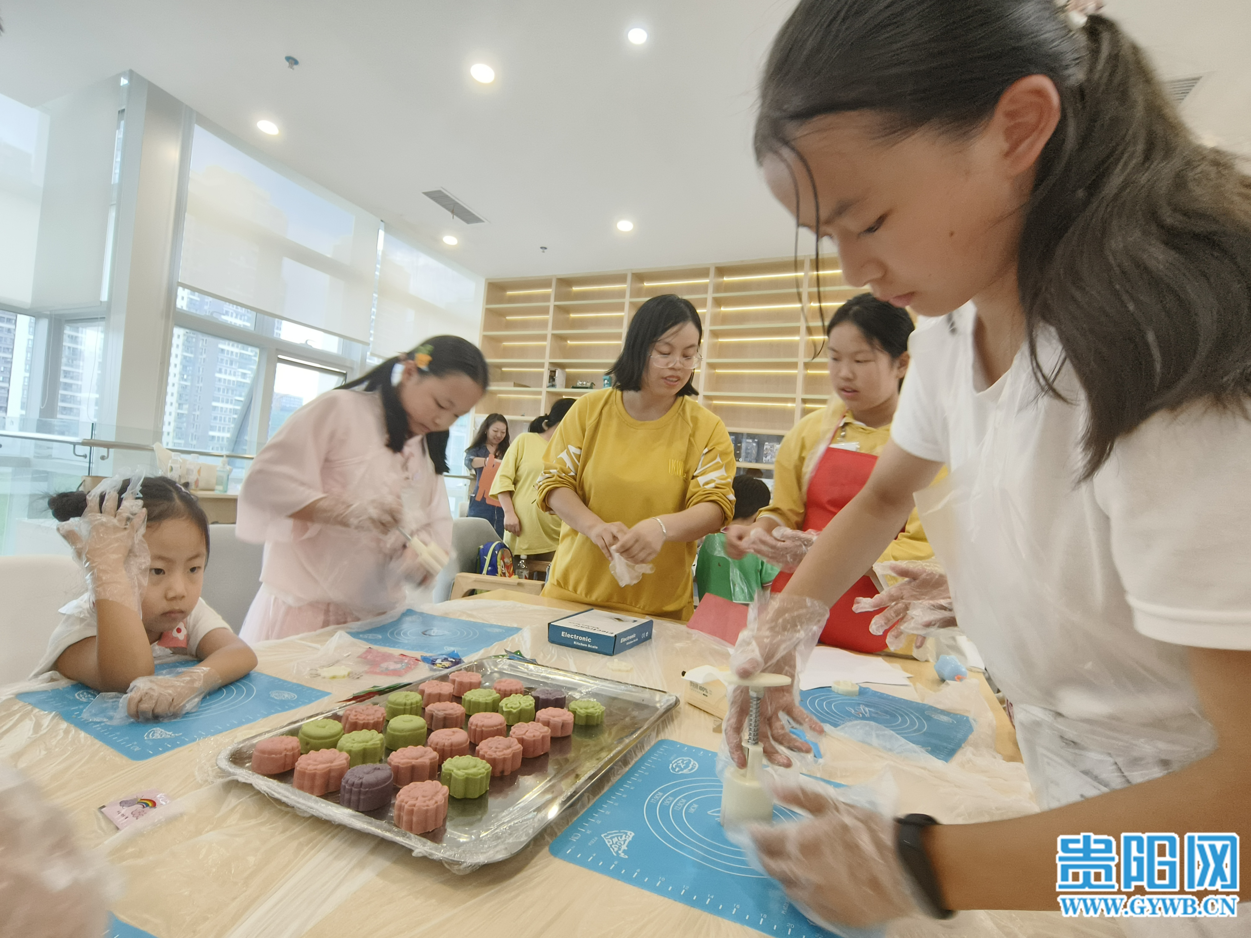 濃情中秋 親子月餅DIY吸引市民參與