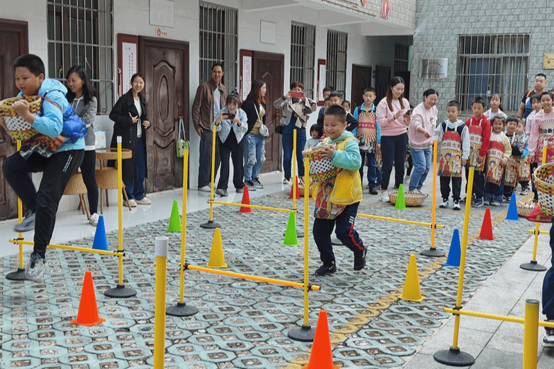 貴陽市少年兒童圖書館舉辦“風吹稻田千層浪 稻花鄉裏說豐年”農耕體驗親子活動