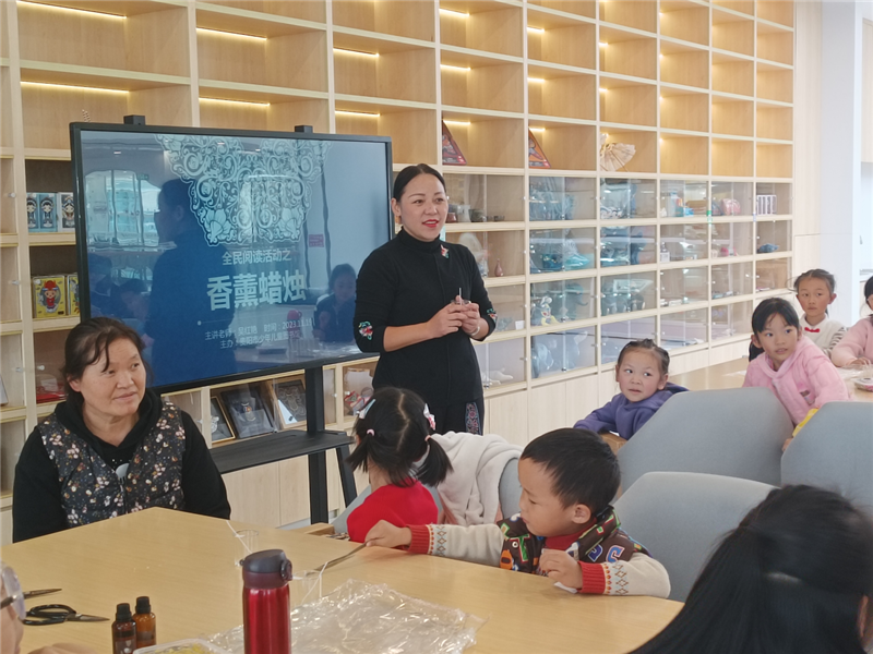 貴陽市少兒圖書館舉辦製作香薰蠟燭活動