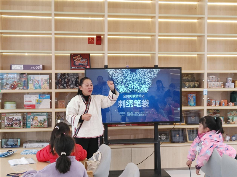 貴陽市少兒圖書館舉辦製作刺繡筆袋活動