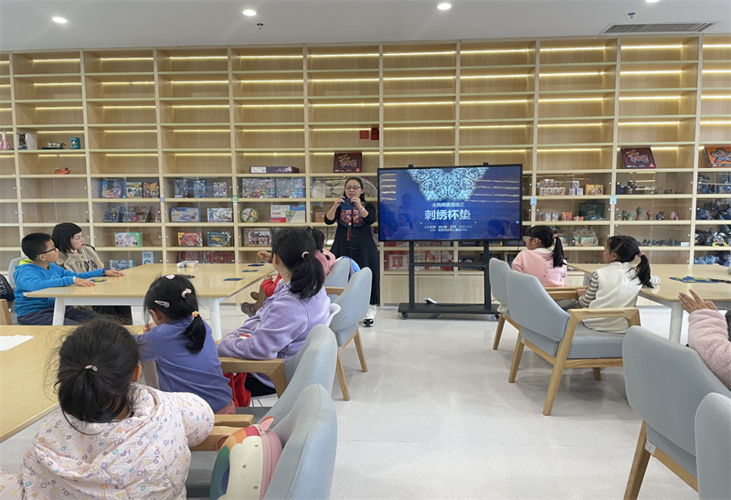 貴陽市少兒圖書館舉辦刺繡杯墊活動