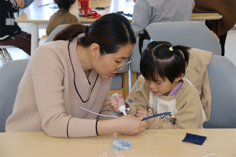 貴陽市少兒圖書館舉辦紮染手工花活動