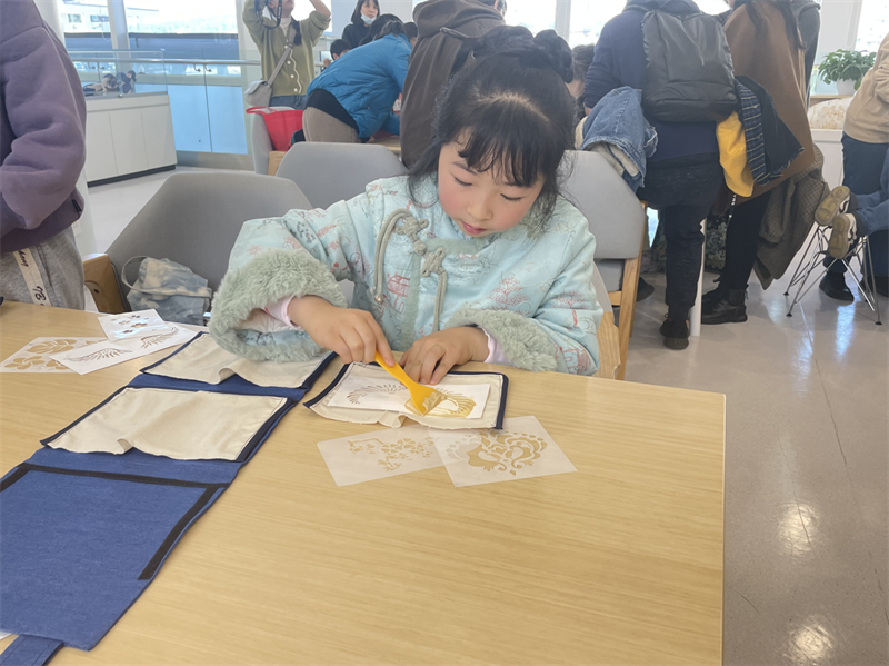 貴陽市少兒圖書館舉辦製作豆染掛袋活動