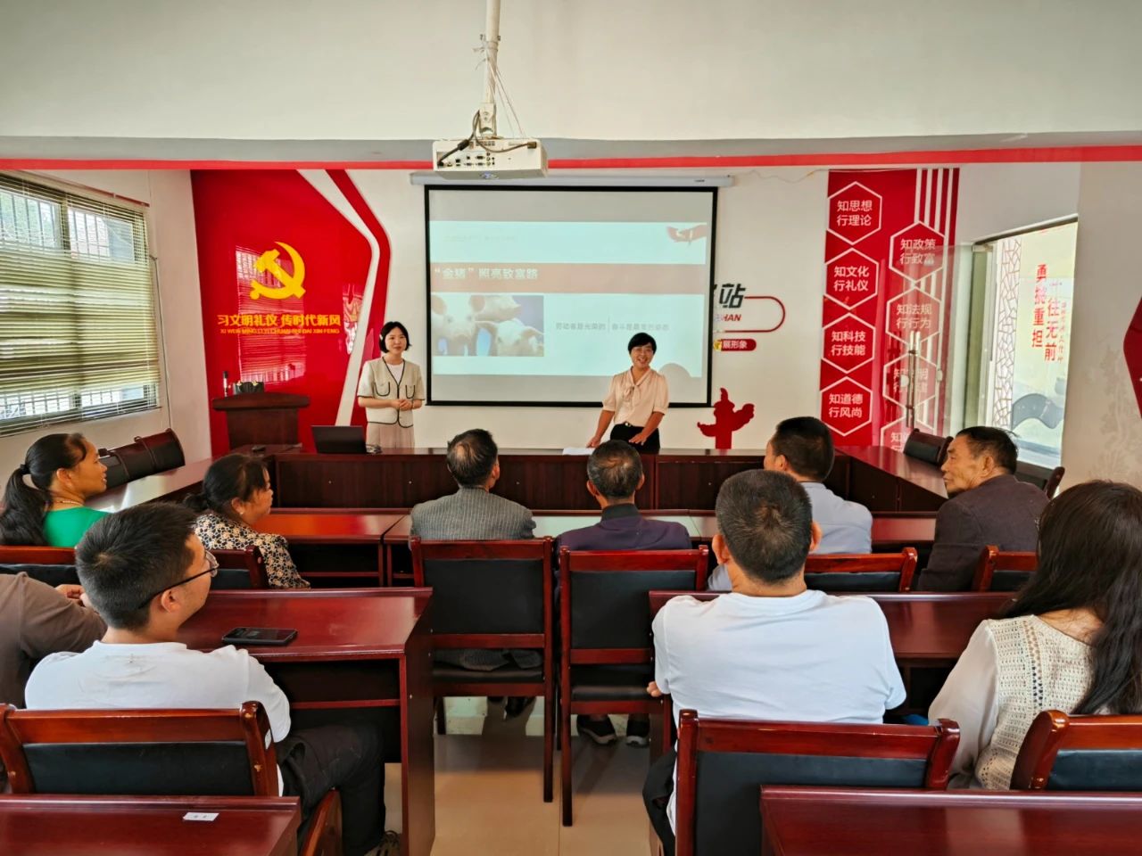 黨的二十大精神“理論宣傳二人講”走進小坡村