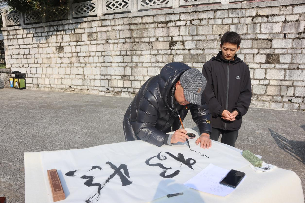 萬人同書！貴陽市軍休一幹所軍休幹部參加海峽兩岸新年筆會