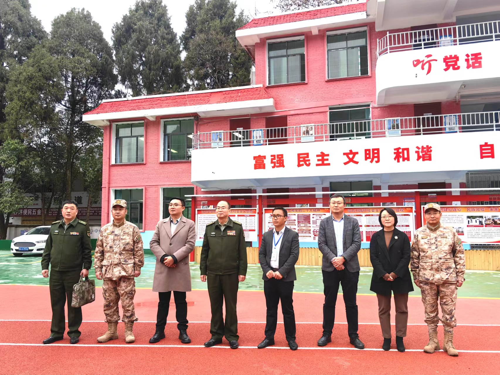 “迷彩綠”護航山裏娃——貴陽警備區“一部一村一校”扮靚鄉村校園