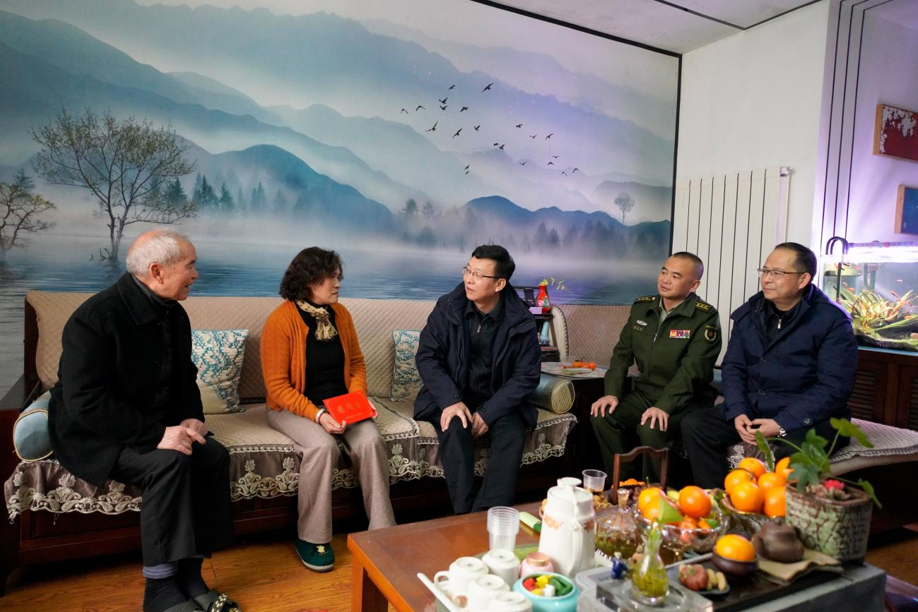 孫擁輝到貴陽市走訪慰問退役軍人和其他優撫對象