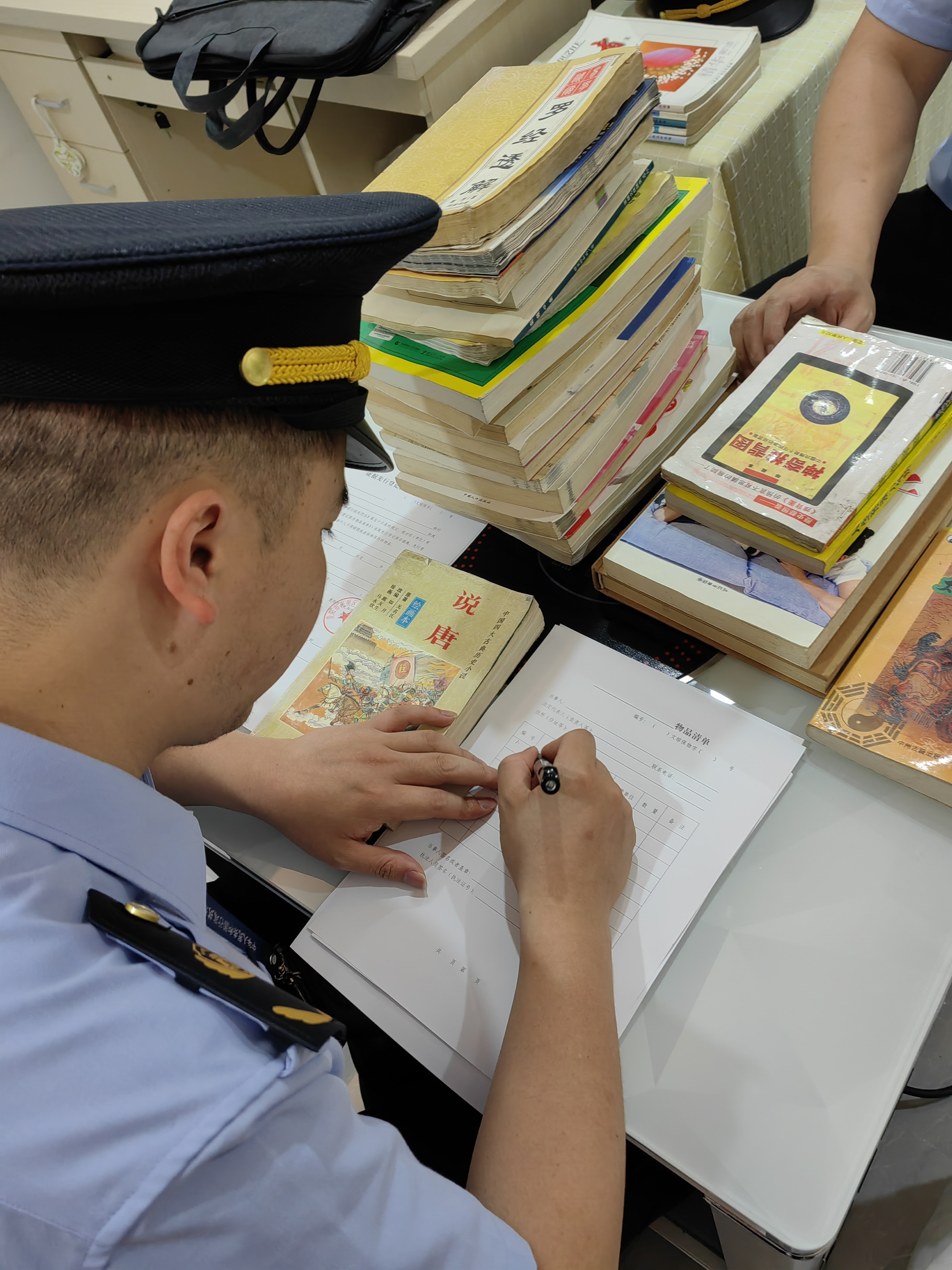 執法隊員逐一對出版物進行登記