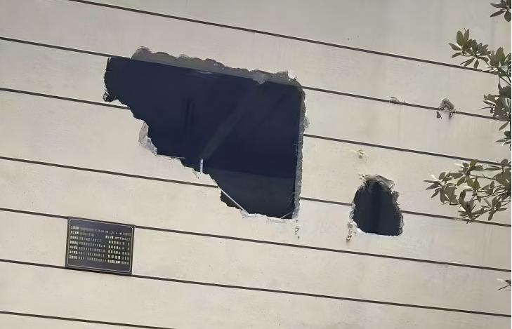 外牆被鑿開兩個“洞”(1)