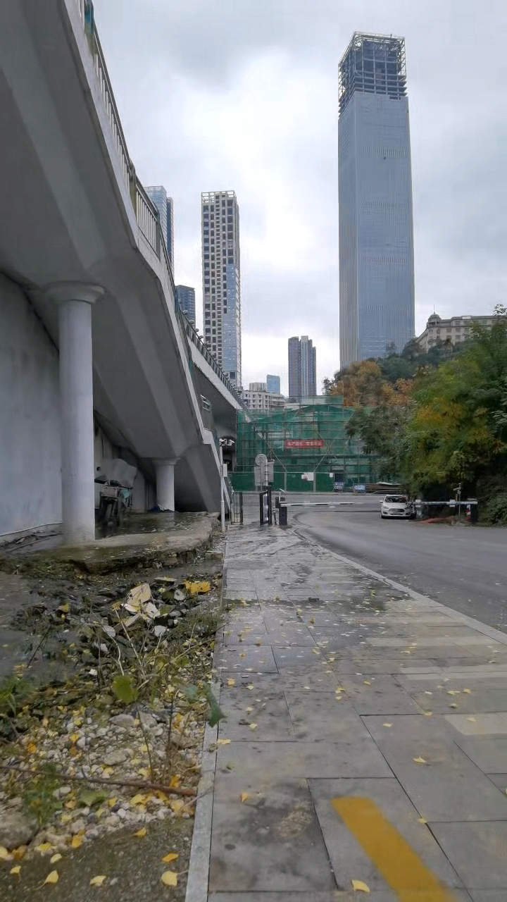 汙水沿人行道流淌至青雲路