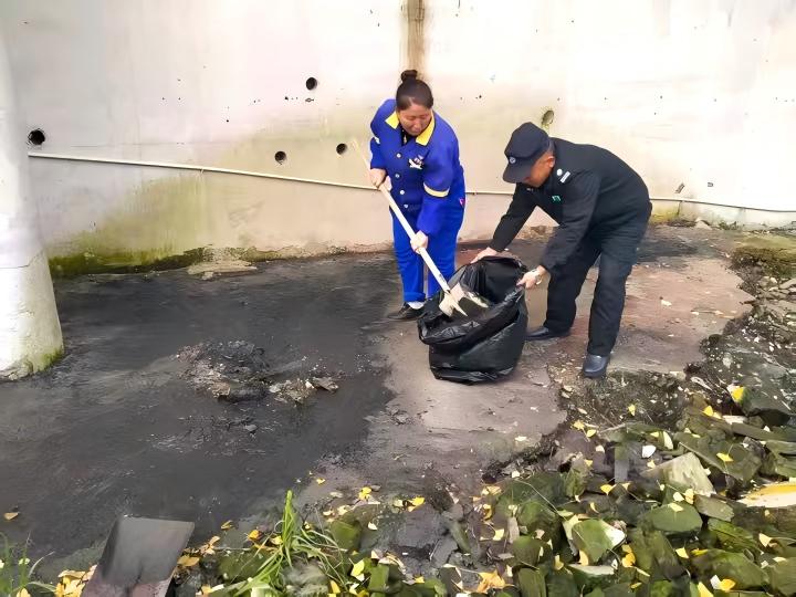 保潔人員清理路麵(1)