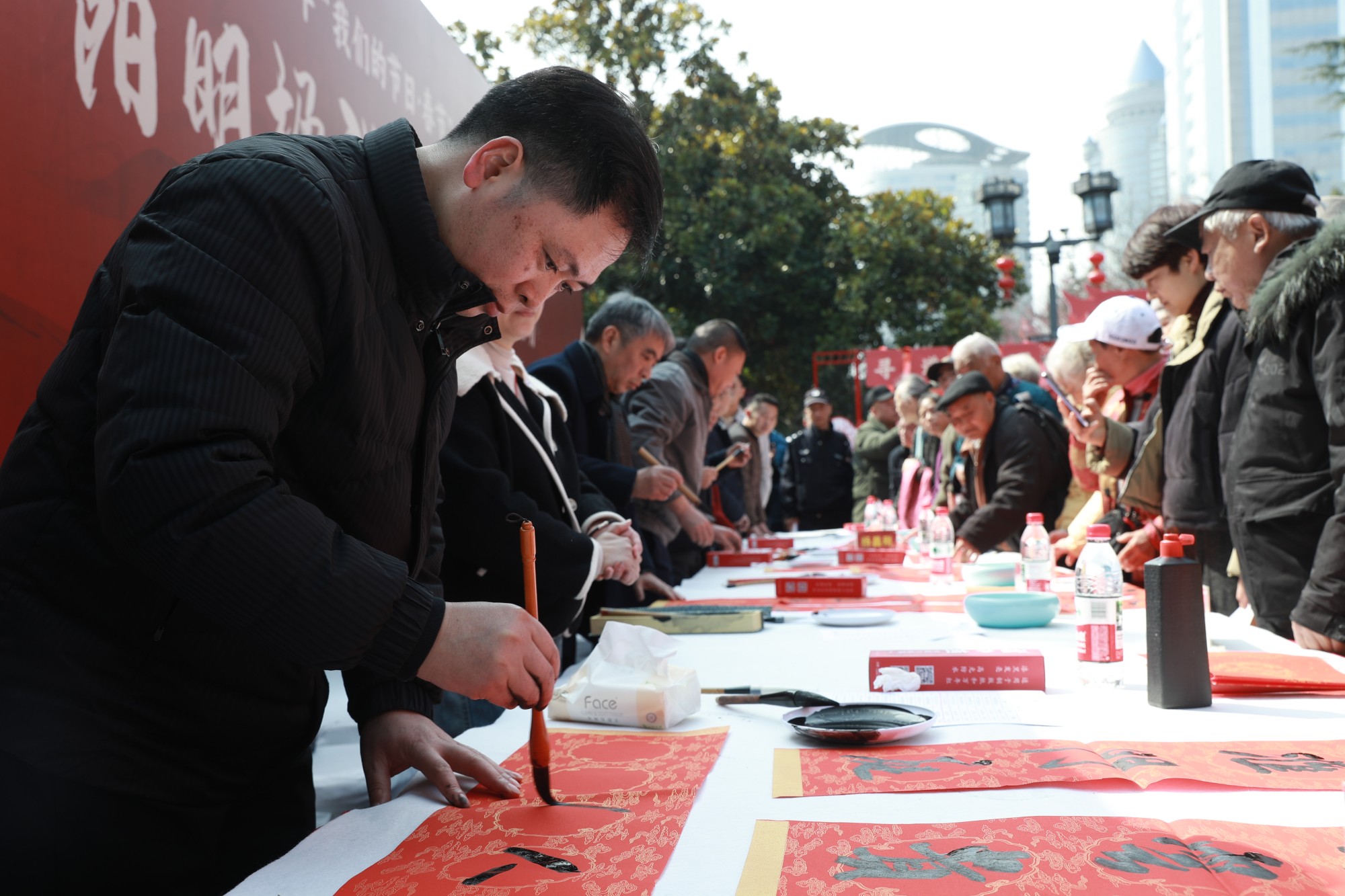 書法家現場揮毫潑墨書寫楹聯。