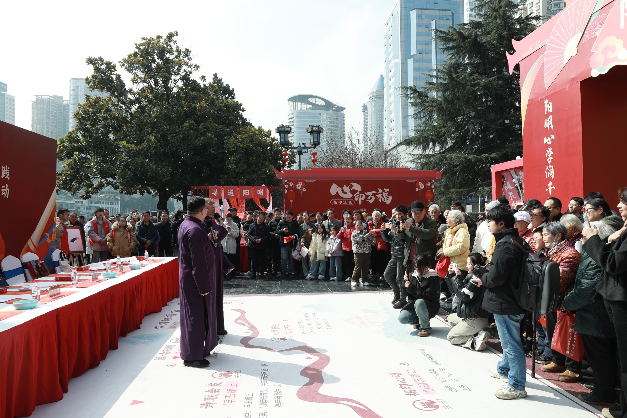 現場群眾欣賞相聲《巧對春聯》