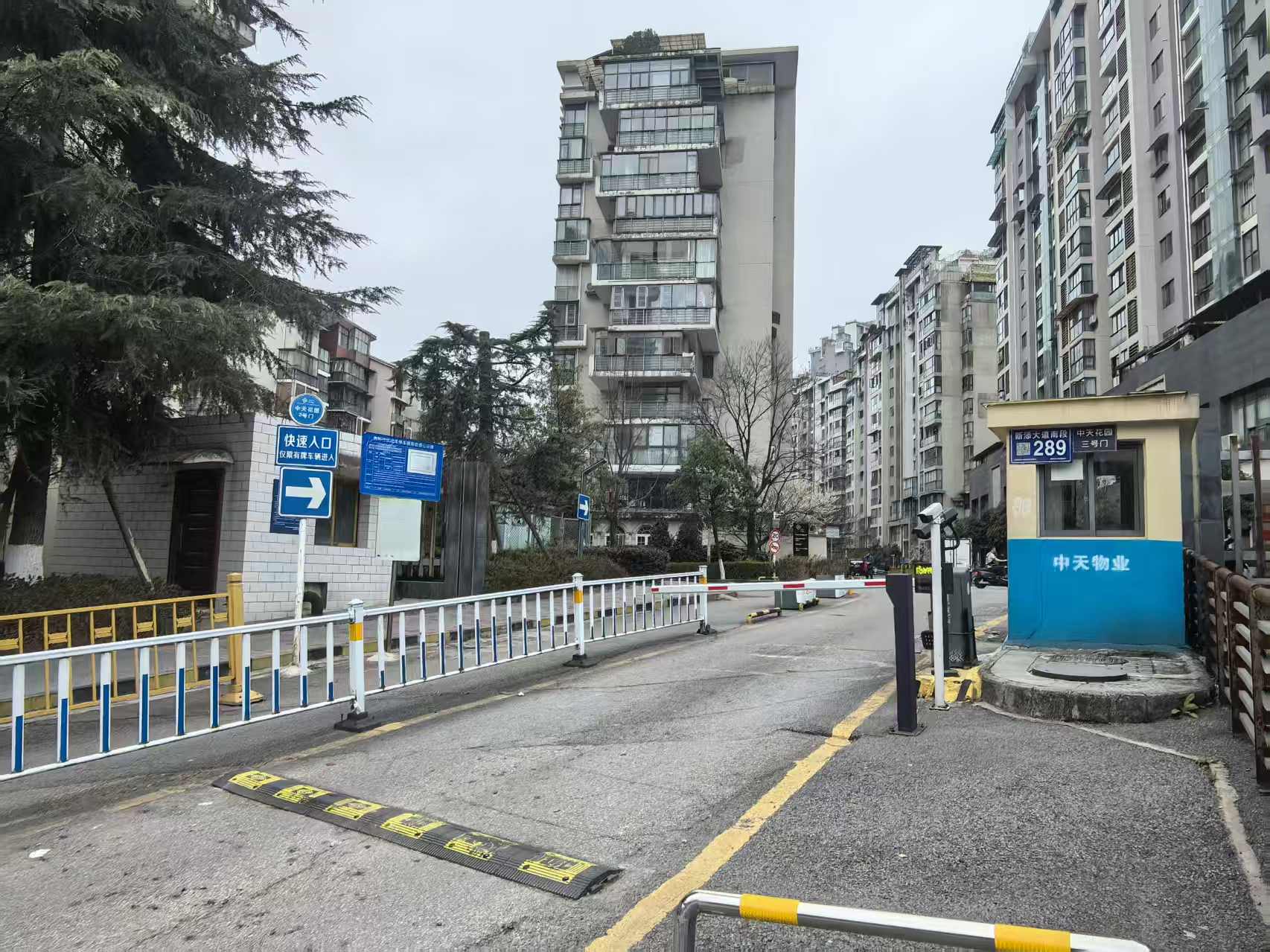 中天花園3號門小區車輛入口