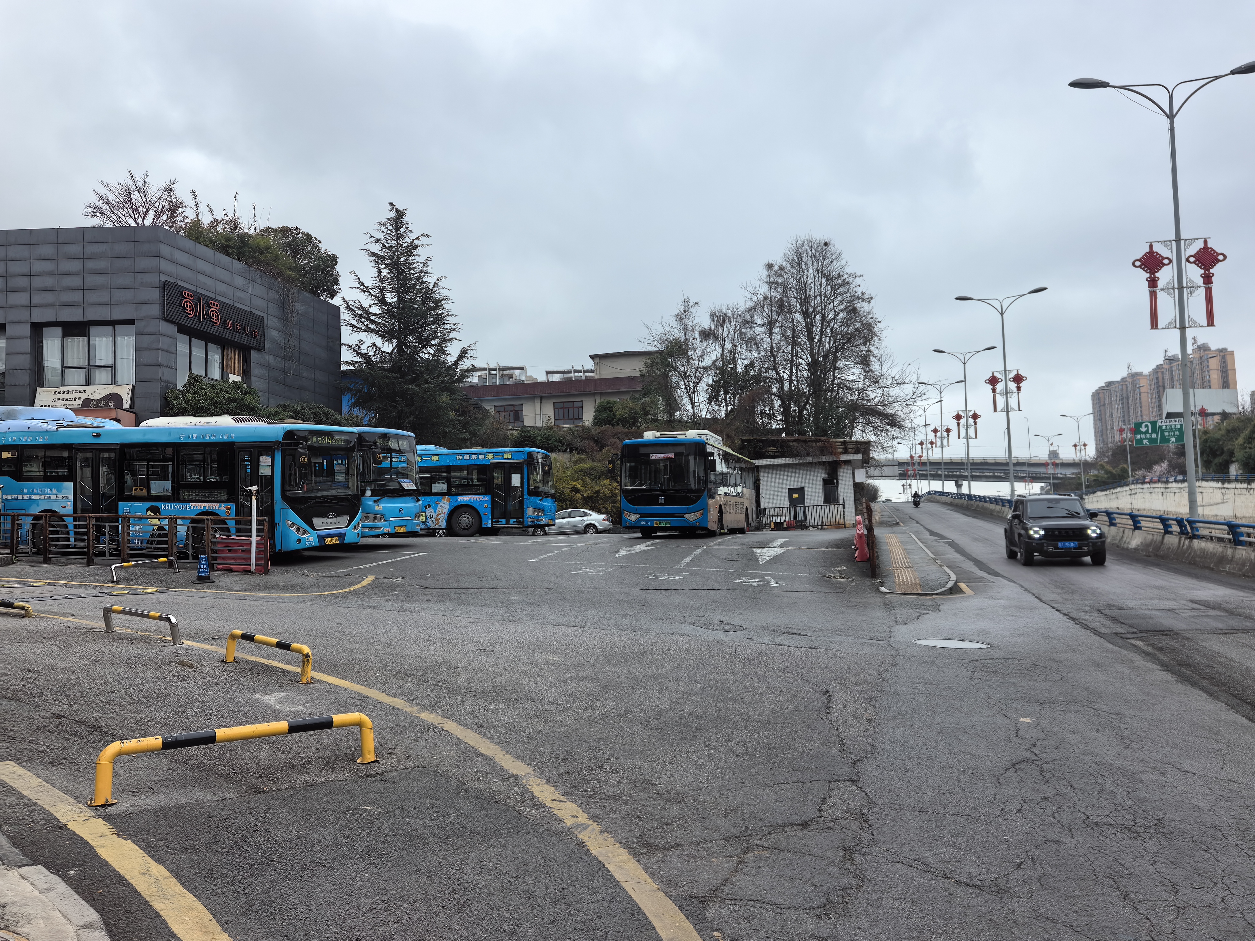 248路公交車停靠在停車場