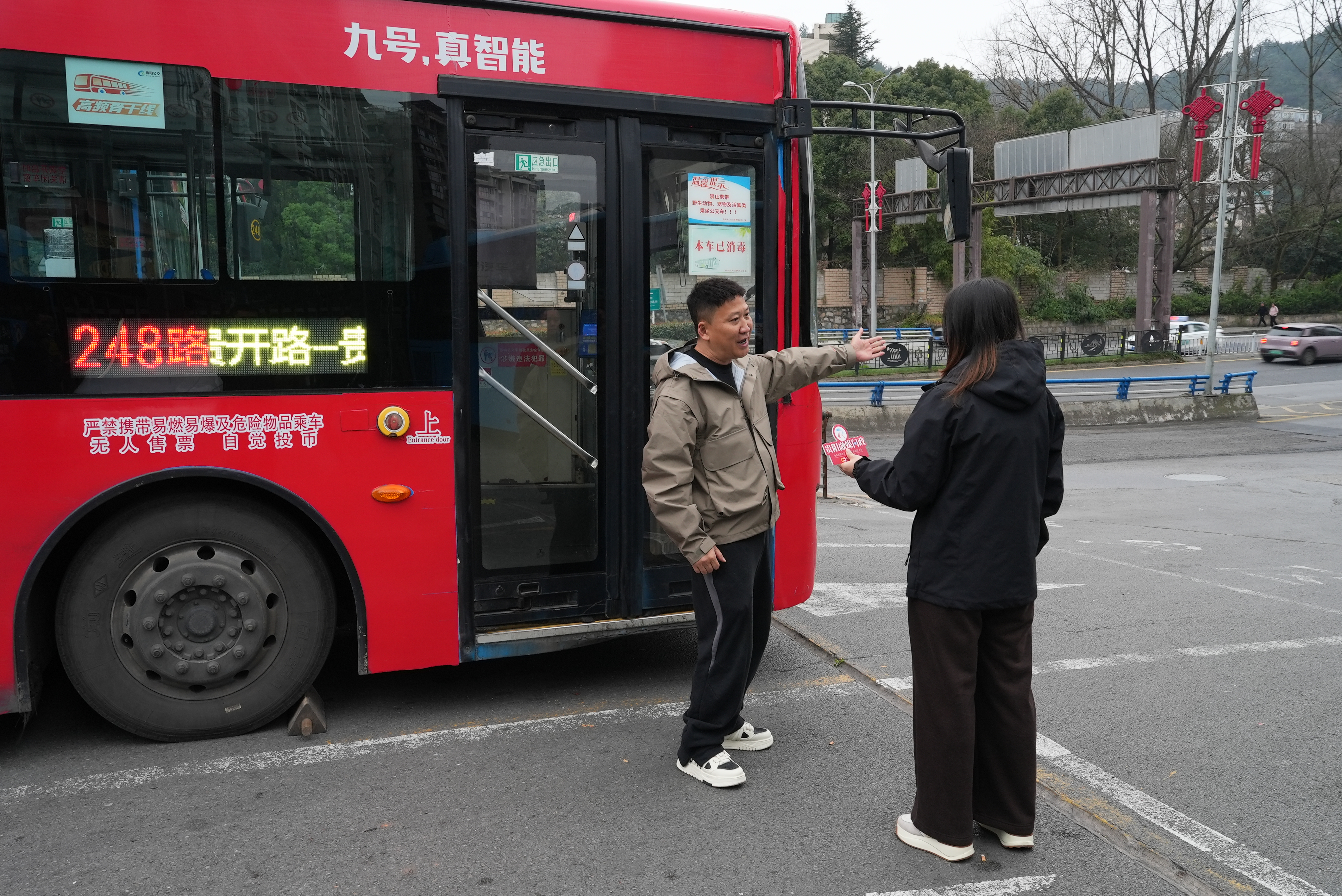 貴陽市公共交通有限公司南部營運分公司二車隊隊長陸科接受記者采訪