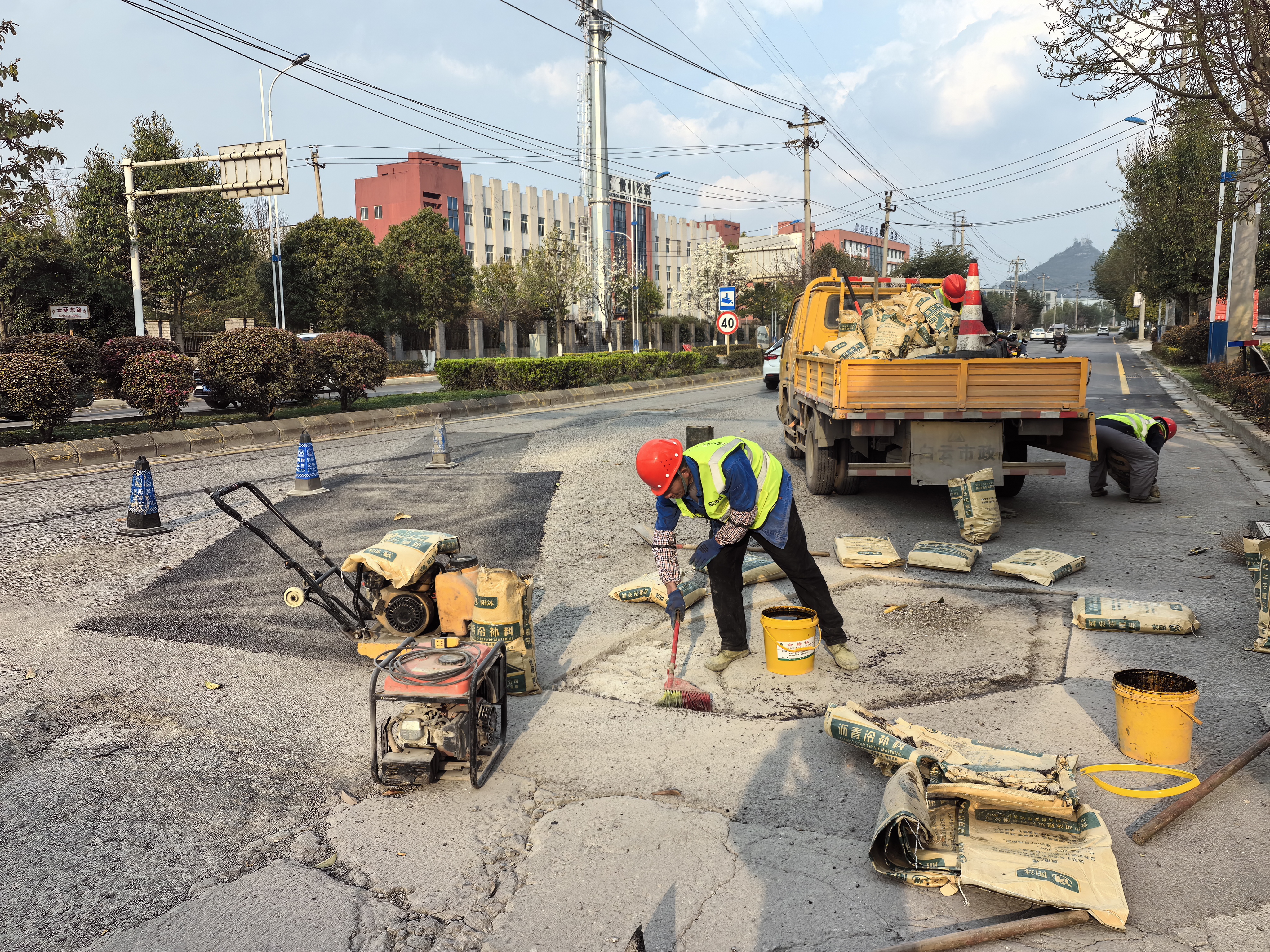 白雲區市政維護管理所對雲環東路上坑窪點進行修補。