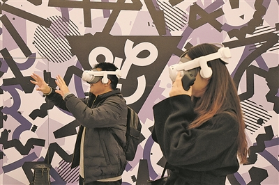 遊客在三星堆-通天神樹XR大空間體驗。