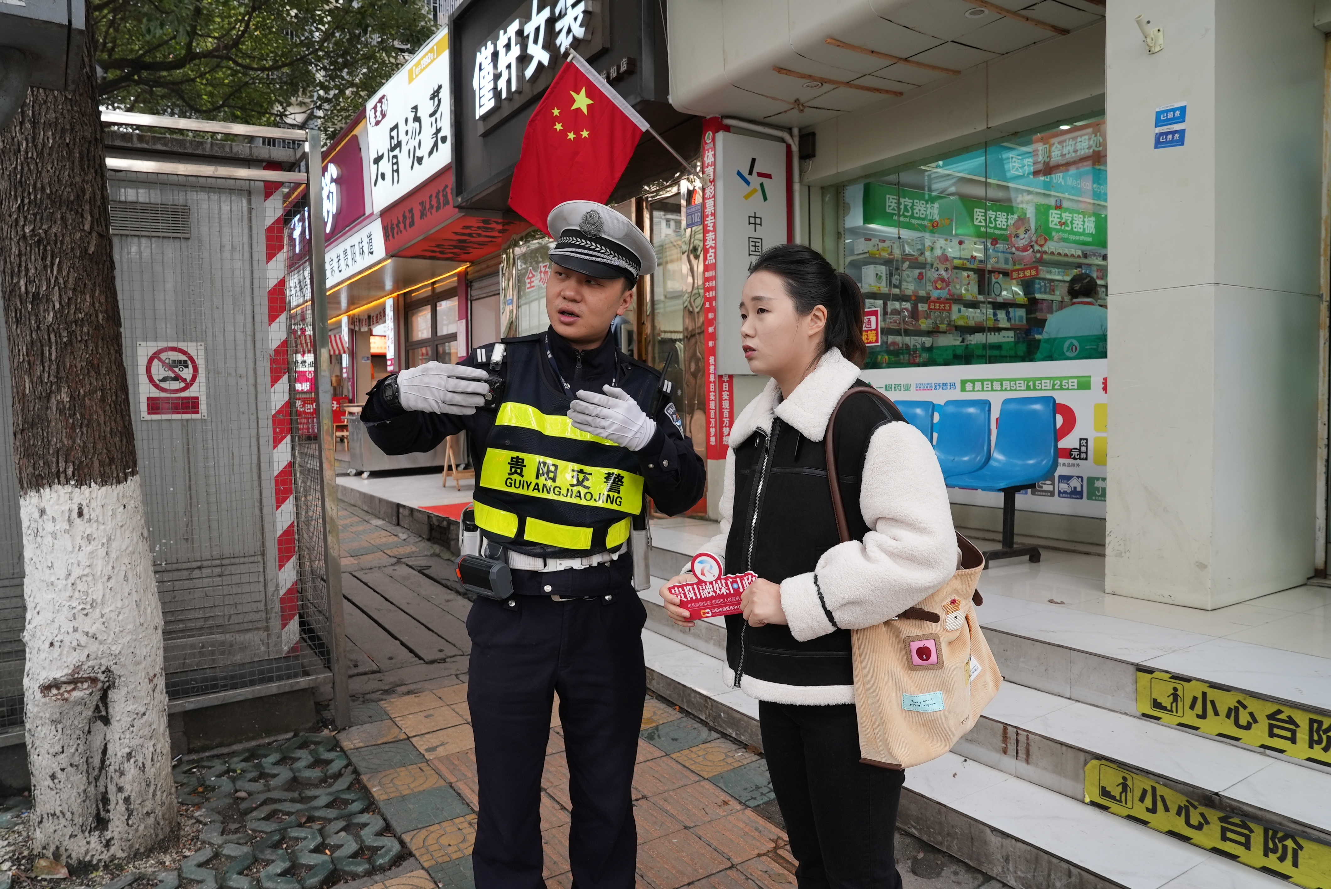 孫嘯向記者介紹道路情況