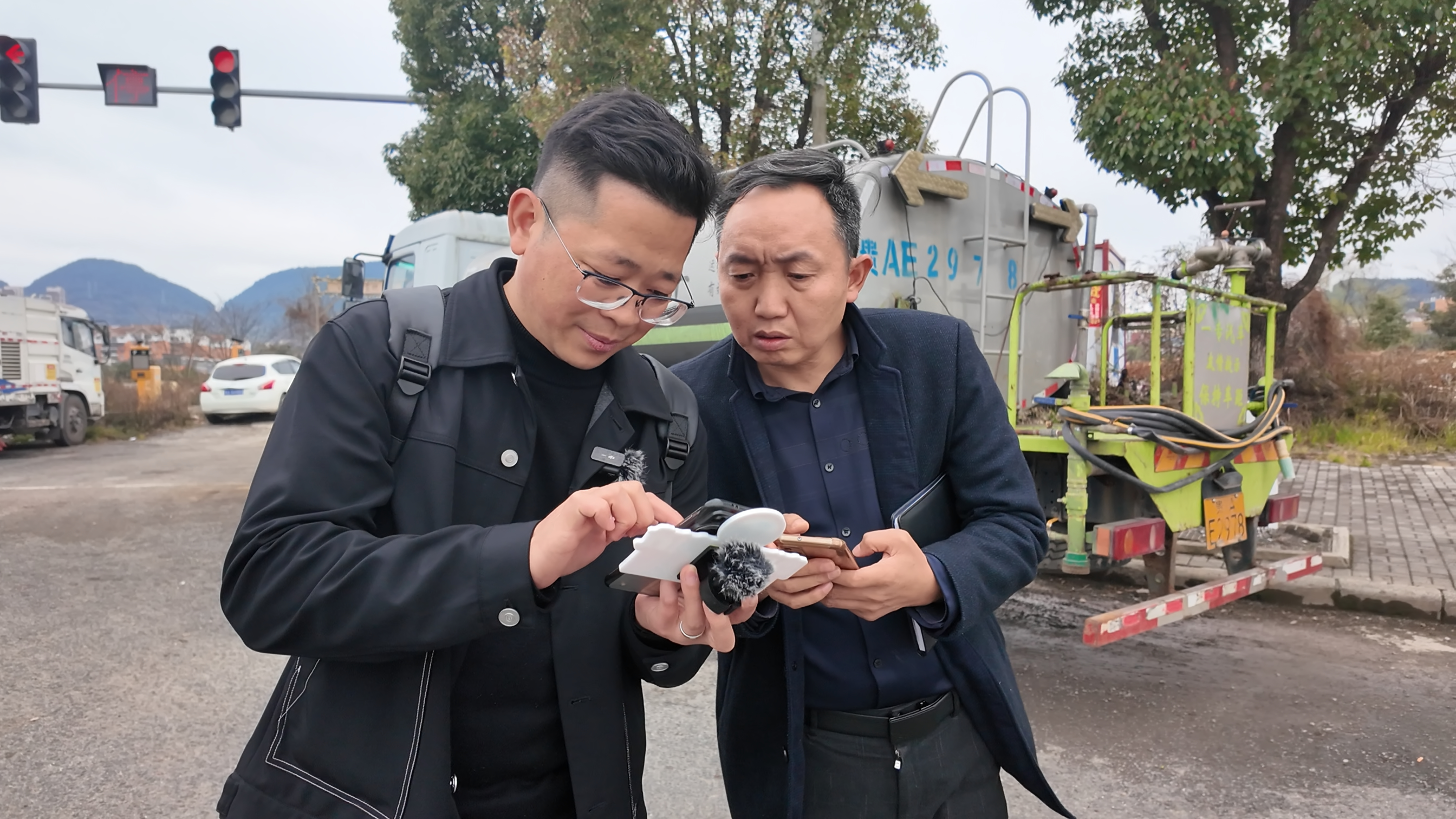 “融媒+督查”工作組(左)向貴州烏當經濟開發區發展集團有限公司工程部工作人員李武鬆(右)了解情況