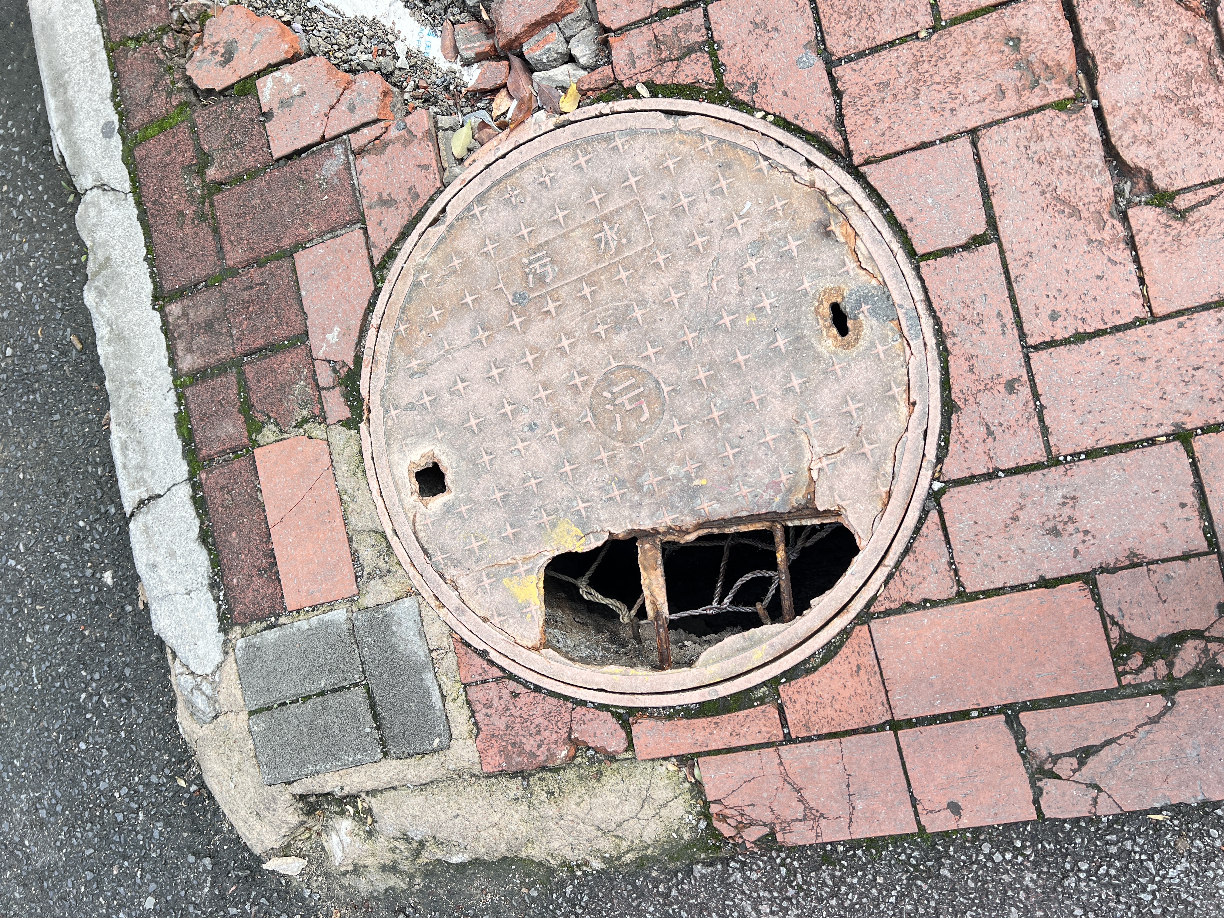 井蓋破損(市民供圖)