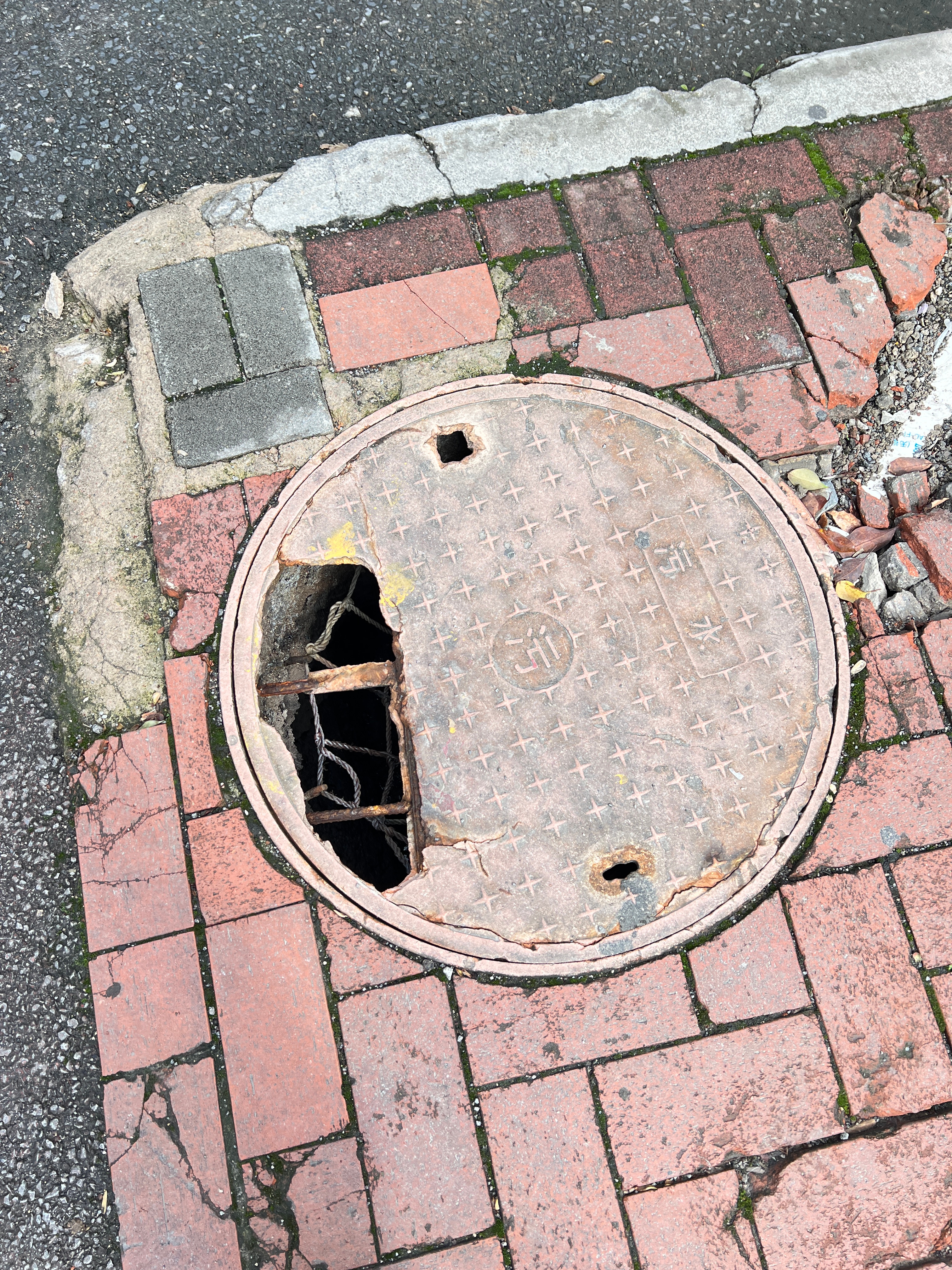 井蓋破損(市民供圖)