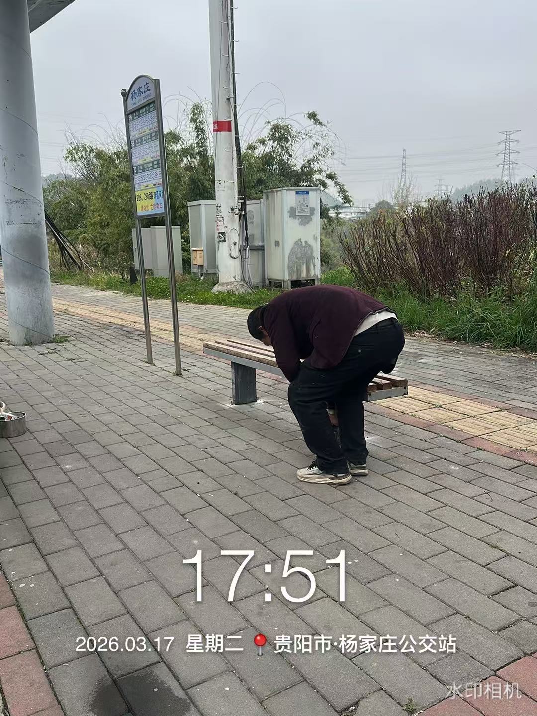 公交公司工作人員安裝候車椅